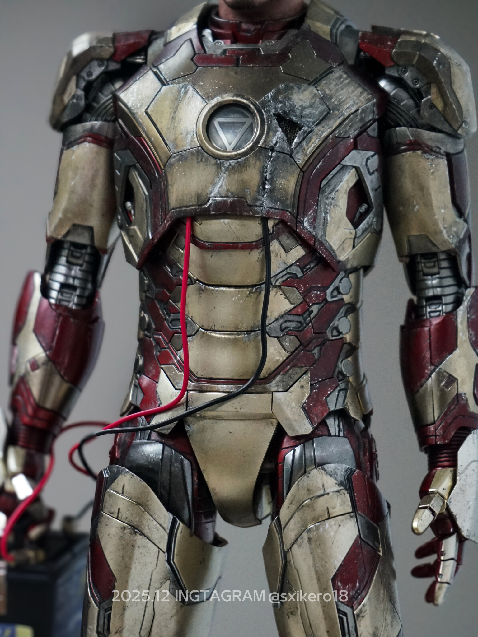 [Limited 5 set First batch] Hot toys Iron Man XLII 2.0 Repaint (Clean version) & (Movie Accurate Battle damaged version) project